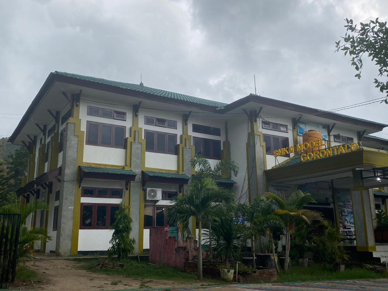 Monumen Gedung Utama SMK Negeri Model Gorontalo